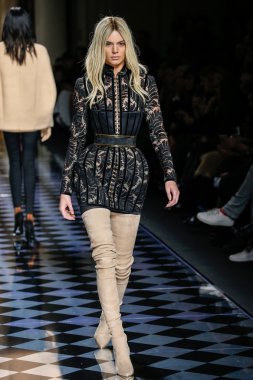 Balmain gösterisi olarak Paris moda haftası