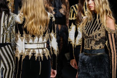 Balmain gösterisi olarak Paris moda haftası