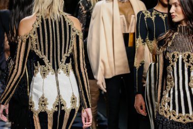 Balmain gösterisi olarak Paris moda haftası