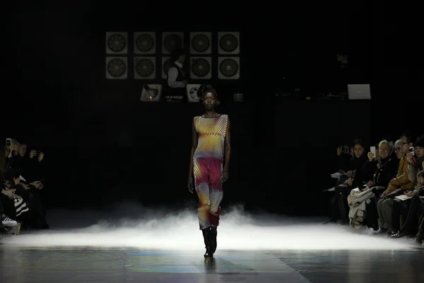 Issey Miyake Toon als onderdeel van de Paris Fashion Week — Stockfoto