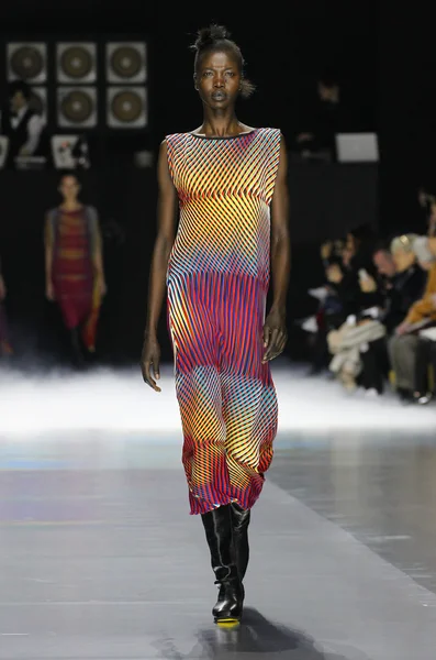 Issey Miyake gösterisi olarak Paris moda haftası