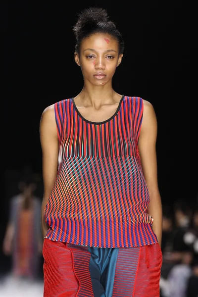 Issey Miyake gösterisi olarak Paris moda haftası