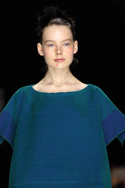 Issey Miyake gösterisi olarak Paris moda haftası