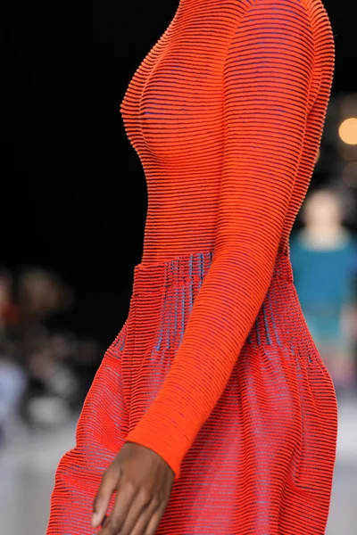 Issey Miyake gösterisi olarak Paris moda haftası