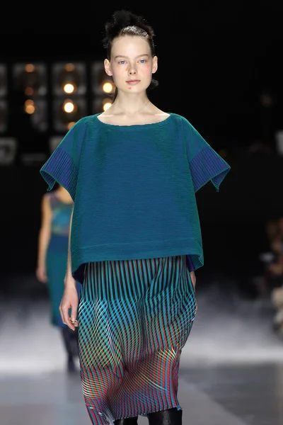 Issey Miyake gösterisi olarak Paris moda haftası