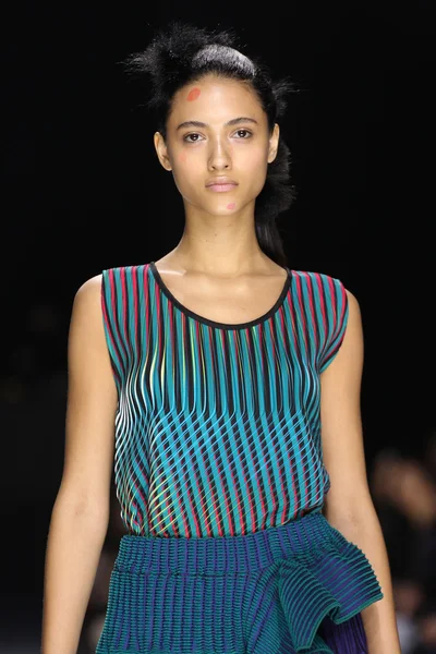 Issey Miyake gösterisi olarak Paris moda haftası