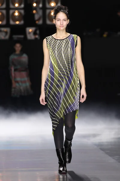 Issey Miyake gösterisi olarak Paris moda haftası