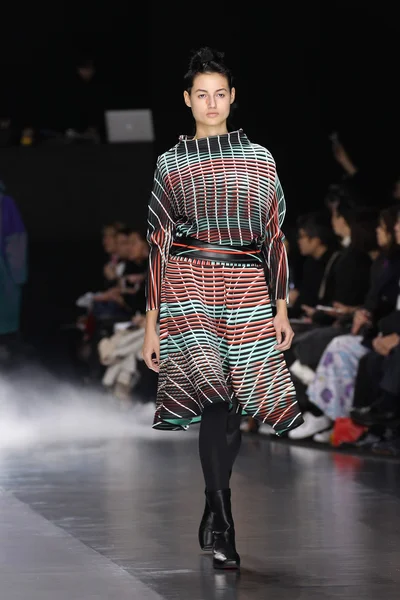 Issey Miyake gösterisi olarak Paris moda haftası