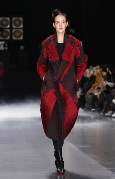 Issey miyake show im Rahmen der Pariser Modewoche — Stockfoto