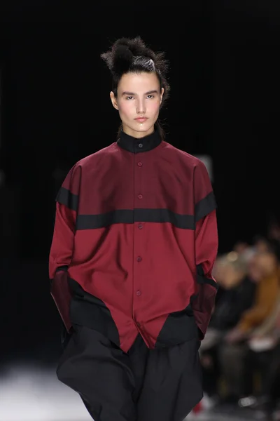 Issey Miyake show como parte de la Semana de la Moda de Paris Foto editorial de stock 104162360 fashionstock