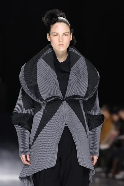 Issey Miyake show som en del av Paris modevecka — Stockfoto