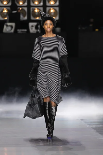 Issey Miyake show como parte de la Semana de la Moda de París — Foto de Stock