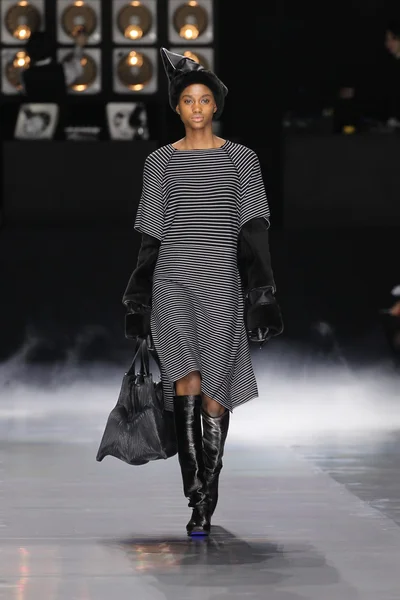 Issey Miyake gösterisi olarak Paris moda haftası