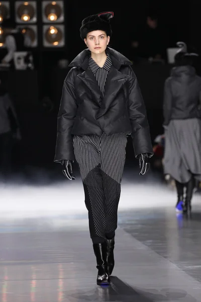 Issey Miyake show som en del av Paris modevecka — Stockfoto