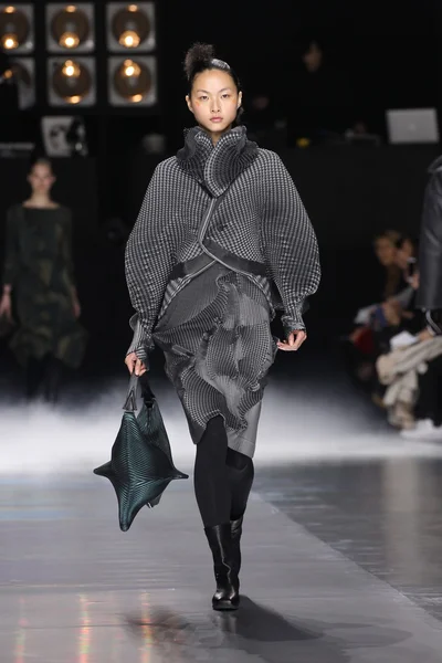 Issey Miyake gösterisi olarak Paris moda haftası