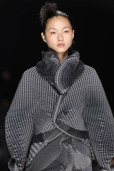 Issey Miyake show som en del av Paris modevecka — Stockfoto