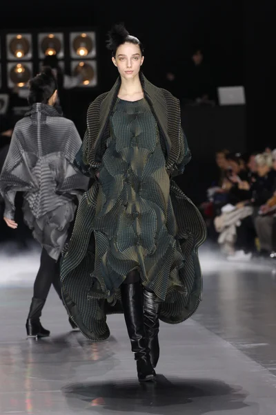Issey Miyake gösterisi olarak Paris moda haftası