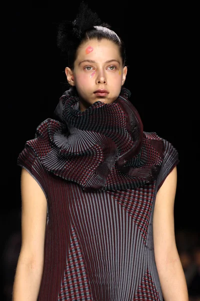 Issey Miyake gösterisi olarak Paris moda haftası