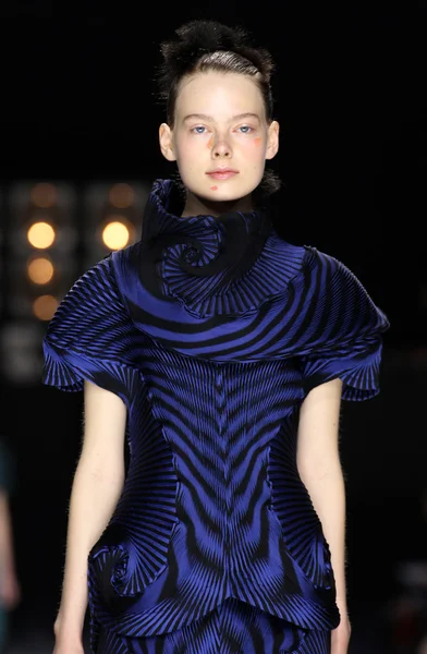 Issey Miyake gösterisi olarak Paris moda haftası