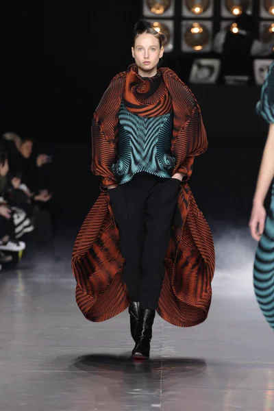 Issey Miyake gösterisi olarak Paris moda haftası