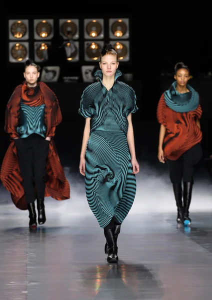 Issey Miyake gösterisi olarak Paris moda haftası