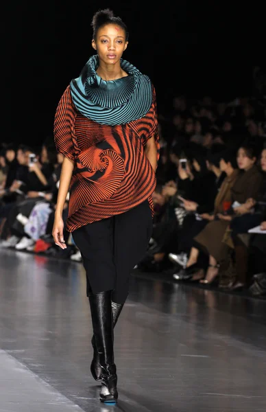 Issey Miyake gösterisi olarak Paris moda haftası