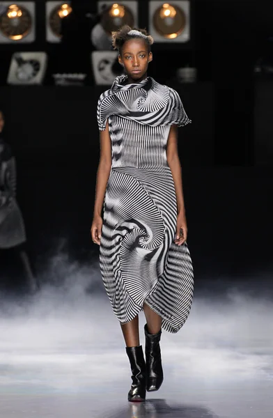 Défilé Issey Miyake dans le cadre de la Fashion Week de Paris — Photo