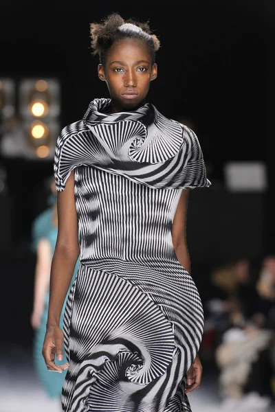 Issey Miyake gösterisi olarak Paris moda haftası