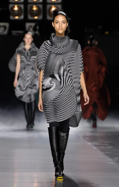 Issey Miyake gösterisi olarak Paris moda haftası