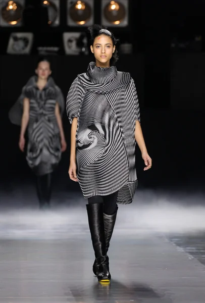 Issey Miyake gösterisi olarak Paris moda haftası