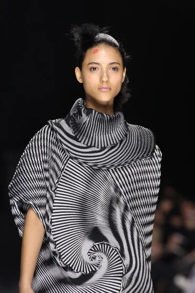 Issey Miyake gösterisi olarak Paris moda haftası