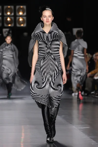 Issey Miyake gösterisi olarak Paris moda haftası