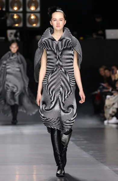 Issey Miyake gösterisi olarak Paris moda haftası