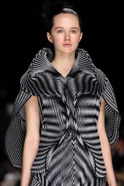 Issey Miyake gösterisi olarak Paris moda haftası