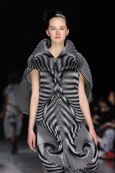 Issey Miyake gösterisi olarak Paris moda haftası