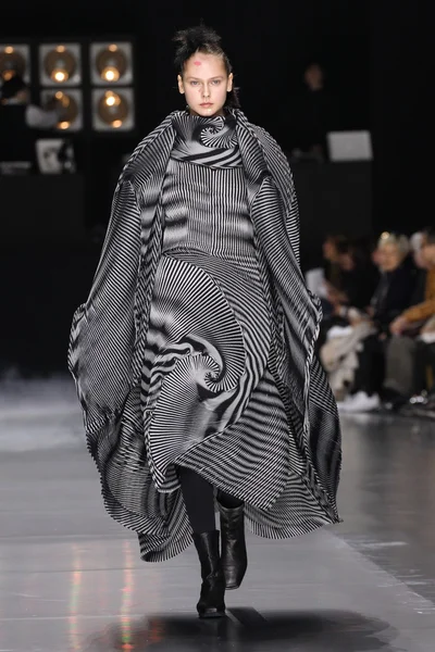 Issey Miyake show som en del av Paris modevecka — Stockfoto