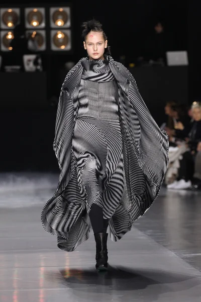 Issey Miyake gösterisi olarak Paris moda haftası