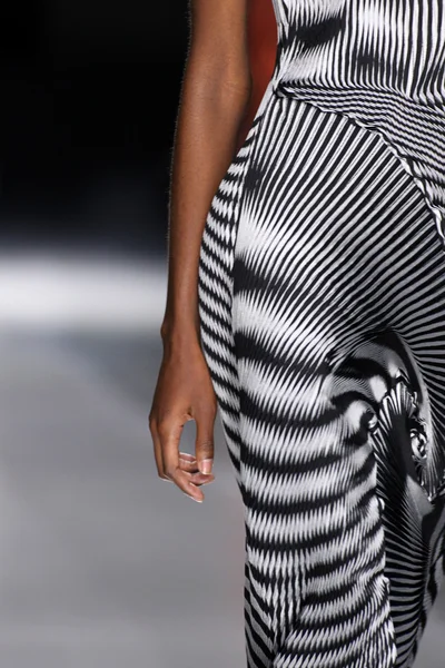 Issey Miyake gösterisi olarak Paris moda haftası