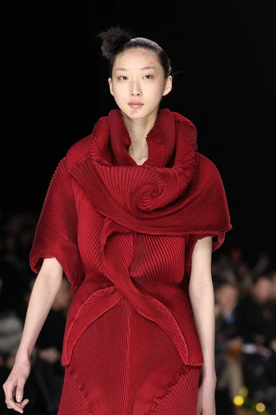 Issey Miyake gösterisi olarak Paris moda haftası