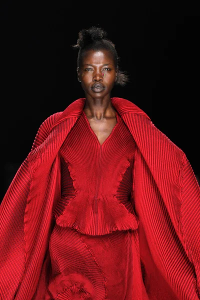 Issey Miyake gösterisi olarak Paris moda haftası