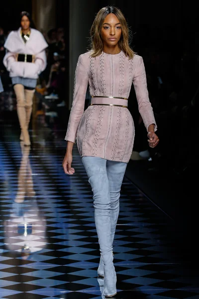 Balmain gösterisi olarak Paris moda haftası