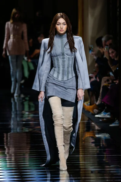 Balmain gösterisi olarak Paris moda haftası