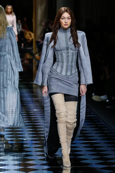 Balmain gösterisi olarak Paris moda haftası
