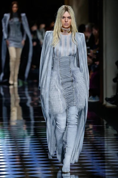 Balmain gösterisi olarak Paris moda haftası