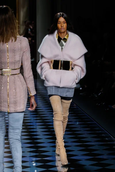 Ysaunny Brito Balmain gösterisi sırasında podyumda yürüyor.