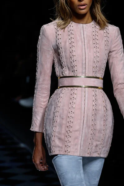 Balmain gösterisi olarak Paris moda haftası