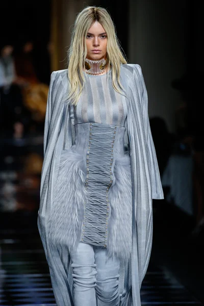 Balmain gösterisi olarak Paris moda haftası