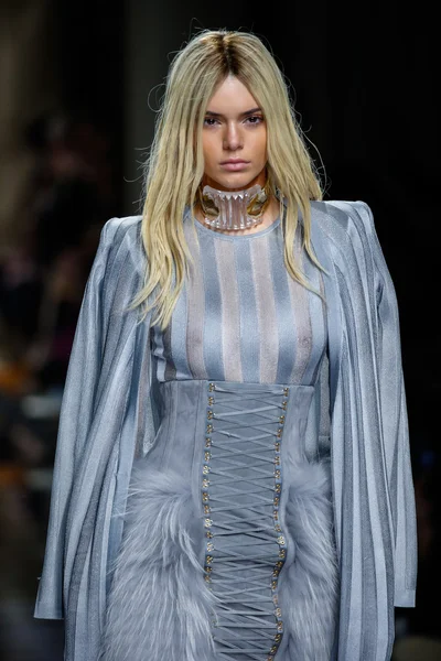 Balmain gösterisi olarak Paris moda haftası