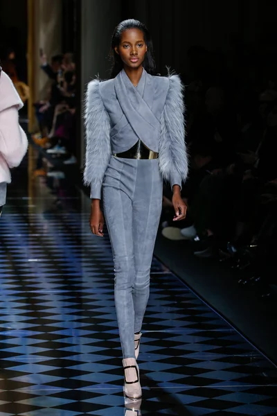 Tami Williams Balmain gösterisi sırasında pist yürüyor