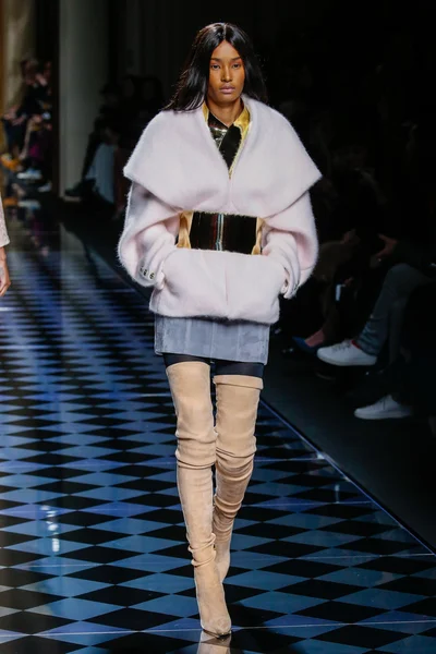 Ysaunny Brito Balmain gösterisi sırasında podyumda yürüyor.